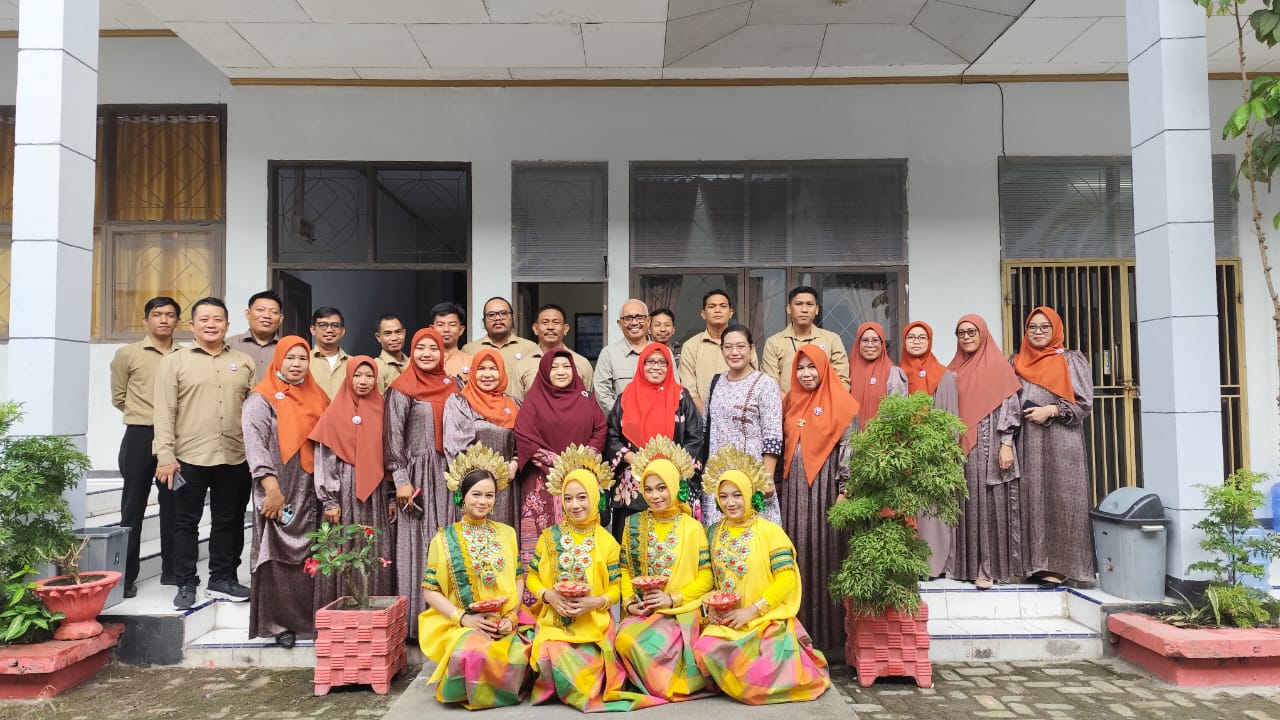 Membangun solidaritas tiap unit kerja,dalam mewujudkan visi dan misi STIKES Baramuli.